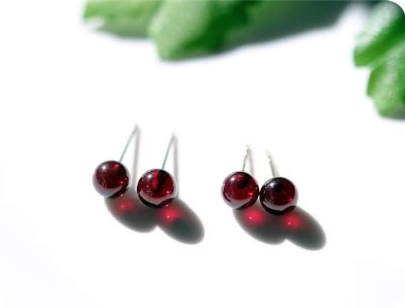 変わらぬ愛情と深い絆をもたらす石　ガーネットの赤いピアス　一粒スタッドピアス　1月誕生石　6mm 1ペア