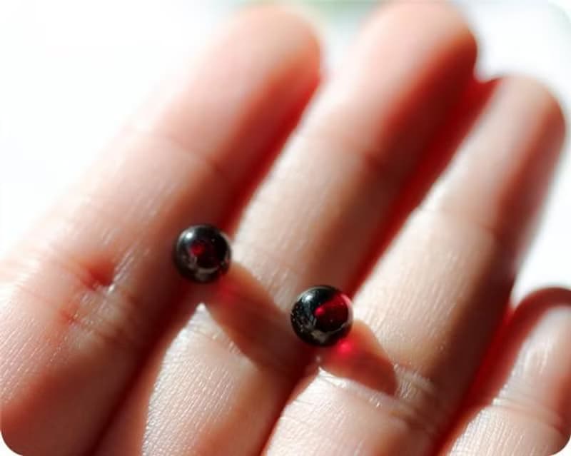 変わらぬ愛情と深い絆をもたらす石　ガーネットの赤いピアス　一粒スタッドピアス　1月誕生石　6mm 1ペア
