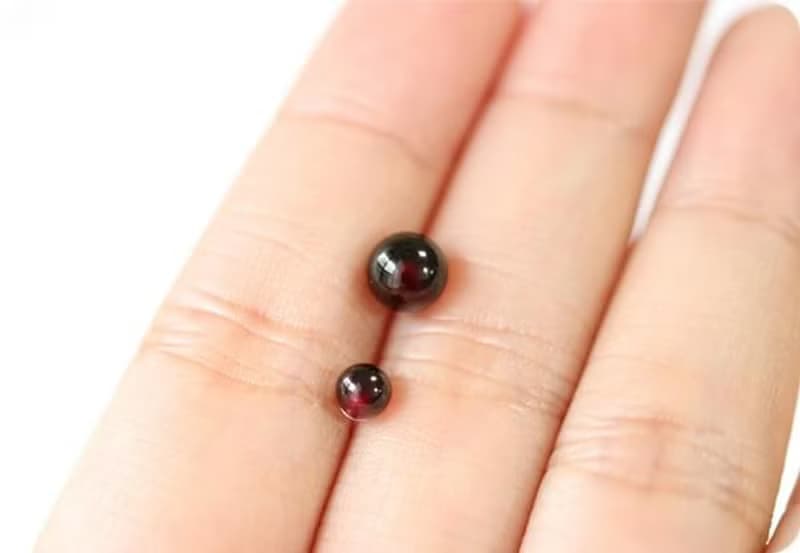 変わらぬ愛情と深い絆をもたらす石　ガーネットの赤いピアス　一粒スタッドピアス　1月誕生石　6mm 1ペア