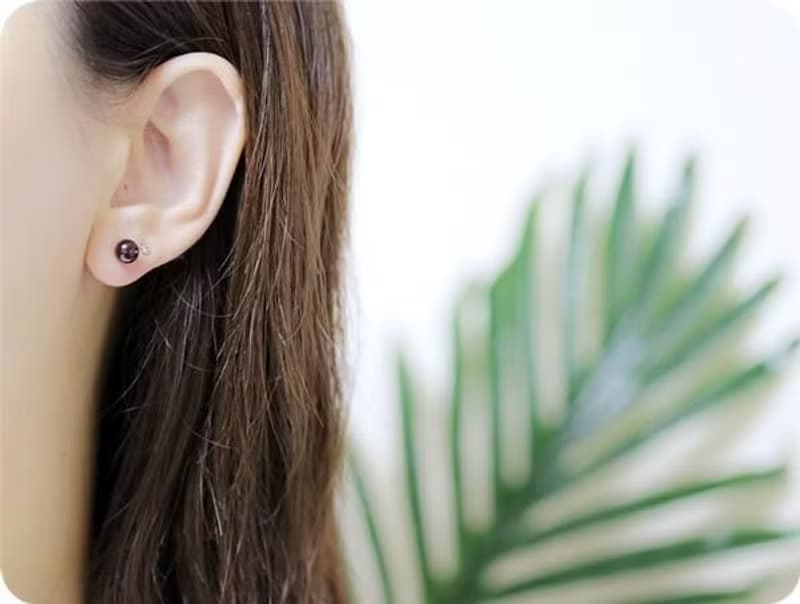 変わらぬ愛情と深い絆をもたらす石　ガーネットの赤いピアス　一粒スタッドピアス　1月誕生石　6mm 1ペア