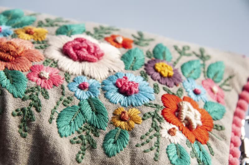 手縫純棉布側背包/刺繡斜背包/刺繡肩背包/北歐植物手繡包-花朵風