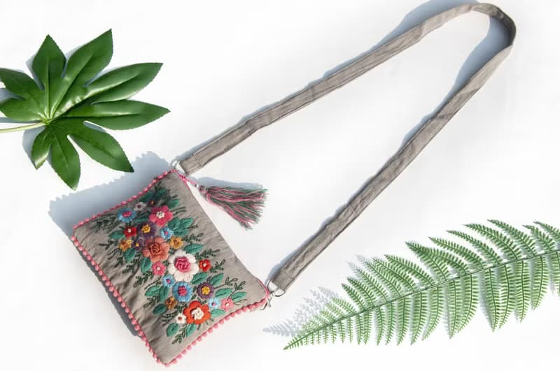 手縫純棉布側背包/刺繡斜背包/刺繡肩背包/北歐植物手繡包-花朵風