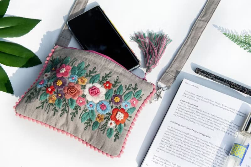 手縫純棉布側背包/刺繡斜背包/刺繡肩背包/北歐植物手繡包-花朵風
