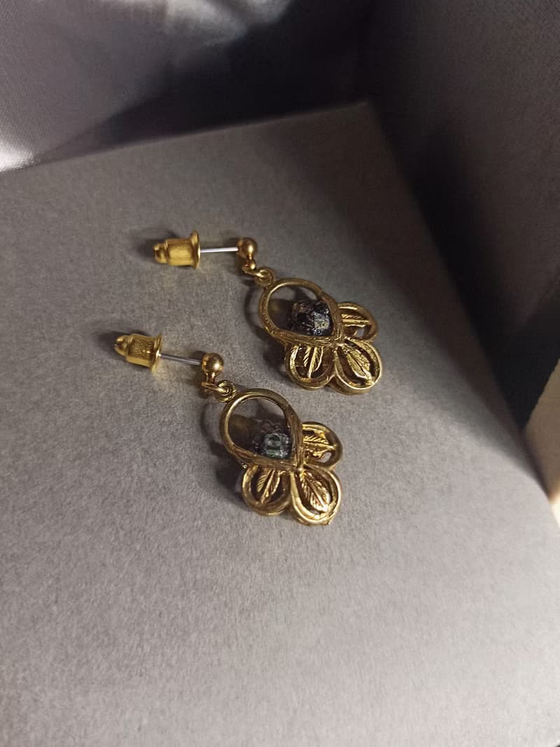 【老黃銅限定】小荷包古董珠短耳環 / 黑金