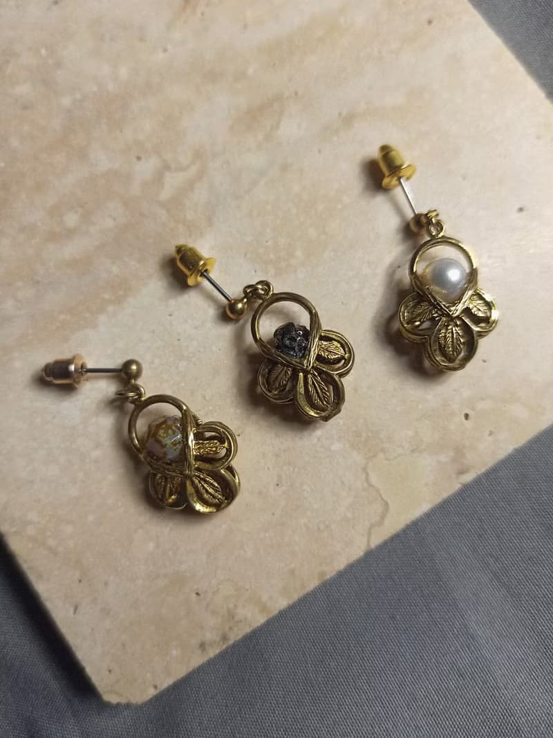【老黃銅限定】小荷包古董珠短耳環 / 黑金