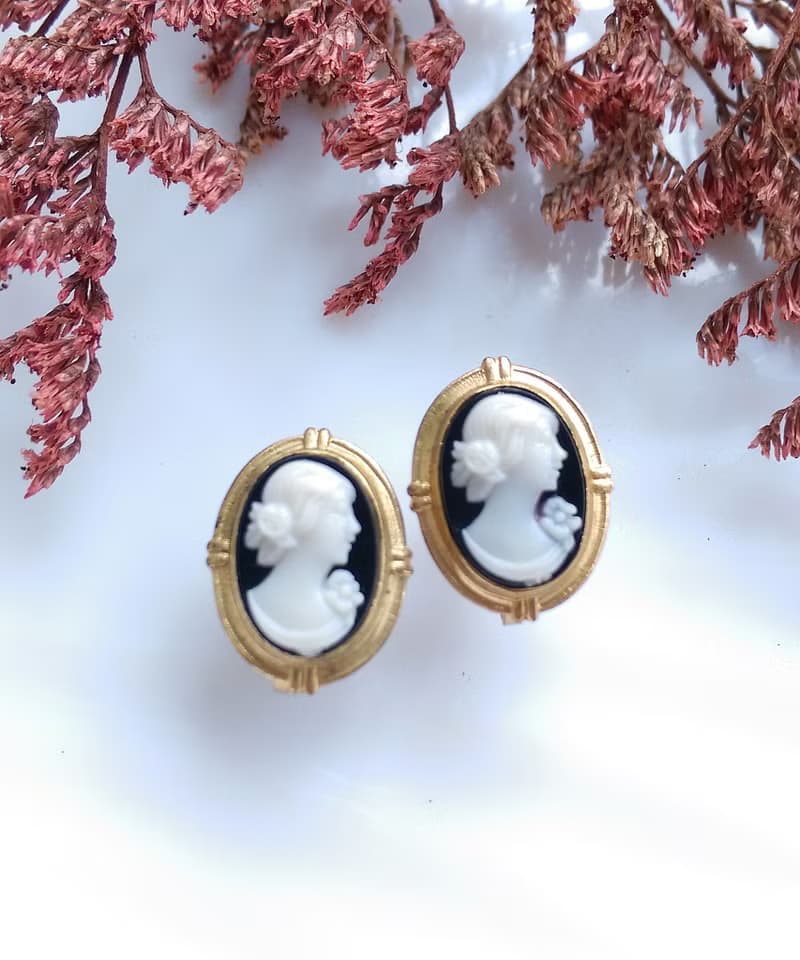 Vintage Jewelry 西洋古董飾品 CAMEO 小巧 典雅 仕女 栓式耳環