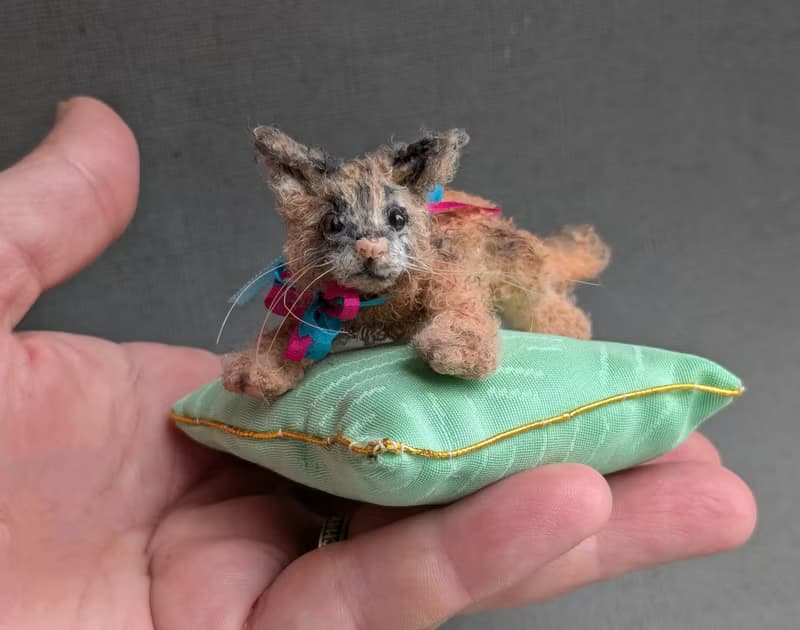 Baby Caracal. Crocheted miniature.4cm.
