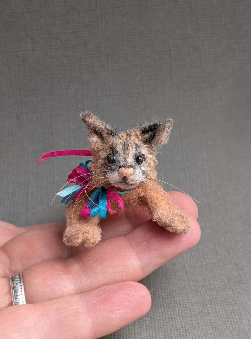 Baby Caracal. Crocheted miniature.4cm.