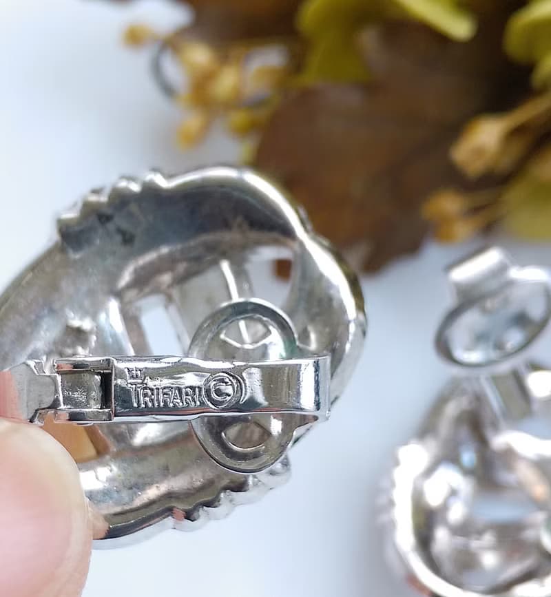Vintage Jewelry 西洋古董飾品 TRIFARI 銀色調  環繩 夾式耳環