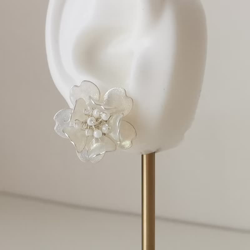 【Veverka】梅香-珠光色-梅花 貼耳 造花液 水晶花 樹脂花 可改耳