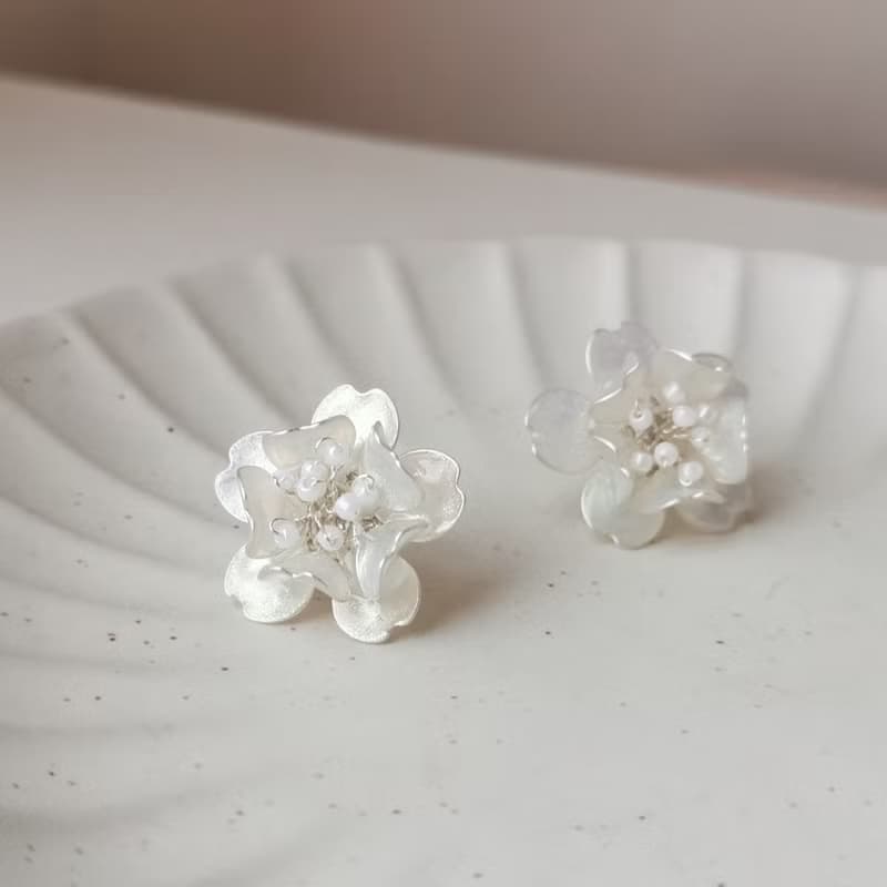 【Veverka】梅香-珠光色-梅花 貼耳 造花液 水晶花 樹脂花 可改耳