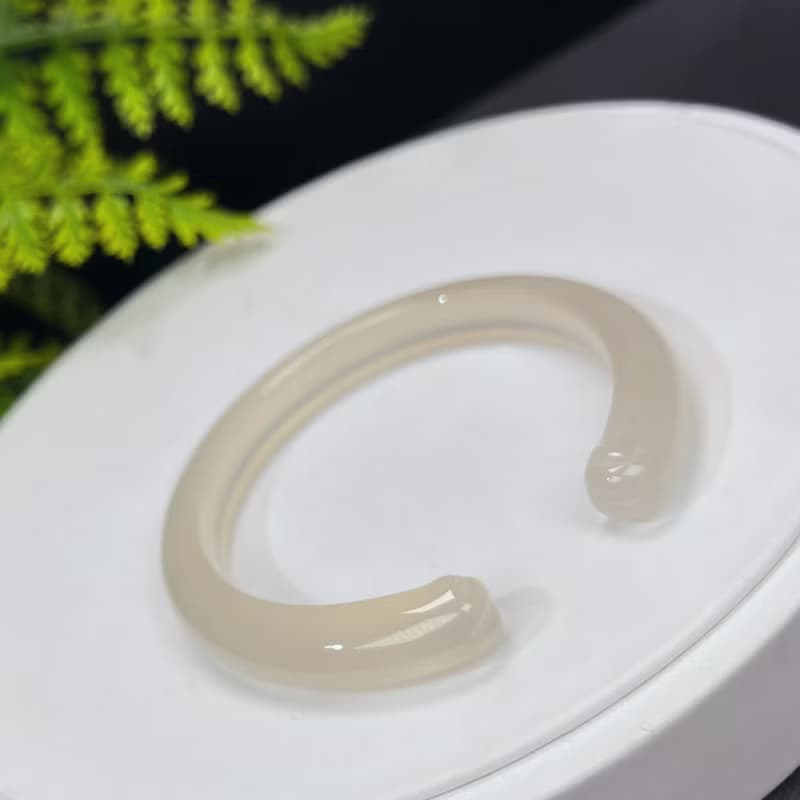 精品 淺香檳白瑪瑙開口手鐲 52MM 冰潤起光雕刻貓爪 舒緩安定心神