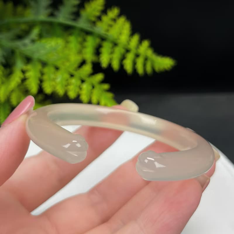 精品 淺香檳白瑪瑙開口手鐲 52MM 冰潤起光雕刻貓爪 舒緩安定心神