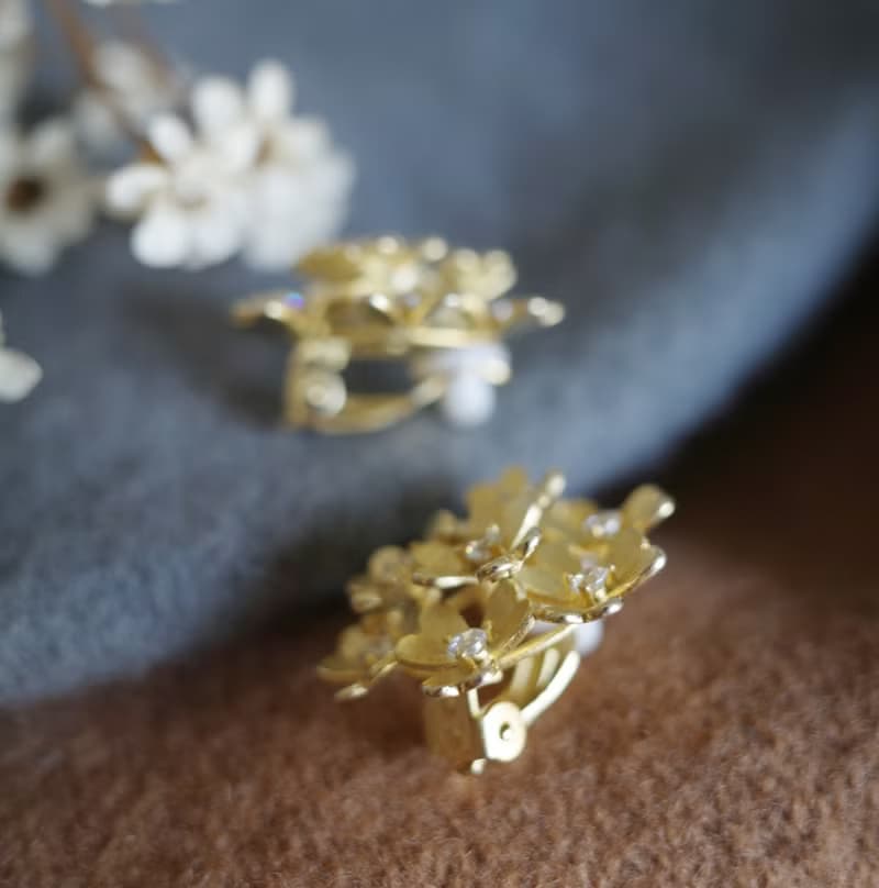 古董金色霧面金花朵夾式耳環