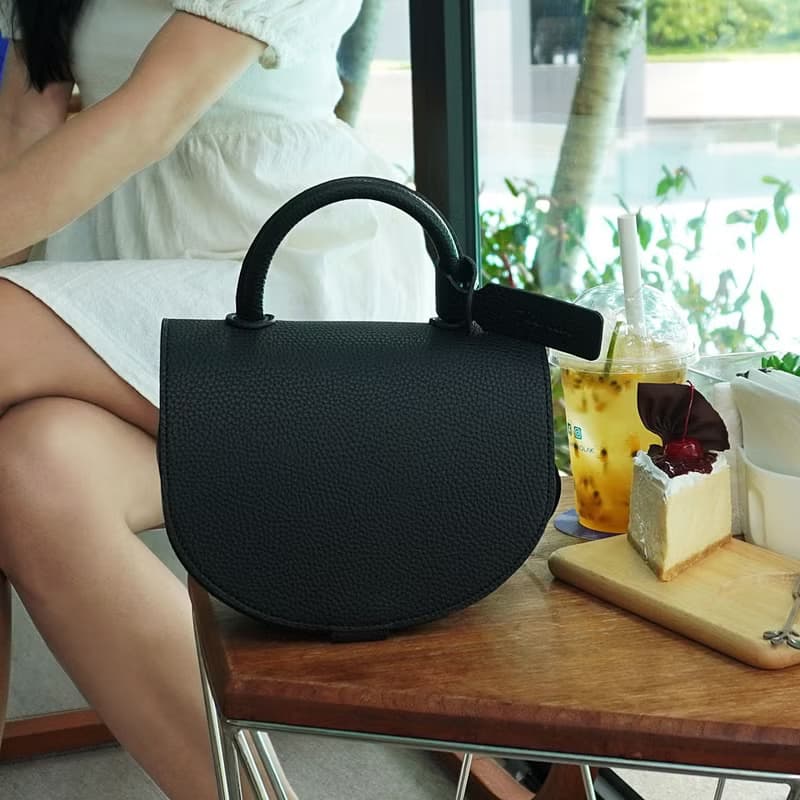 Semi circle cross body handbag or shoulder bag  黑色 - black