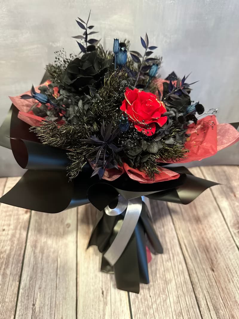 小香風格紅玫瑰黑色系永生花花束 視覺系酷黑感