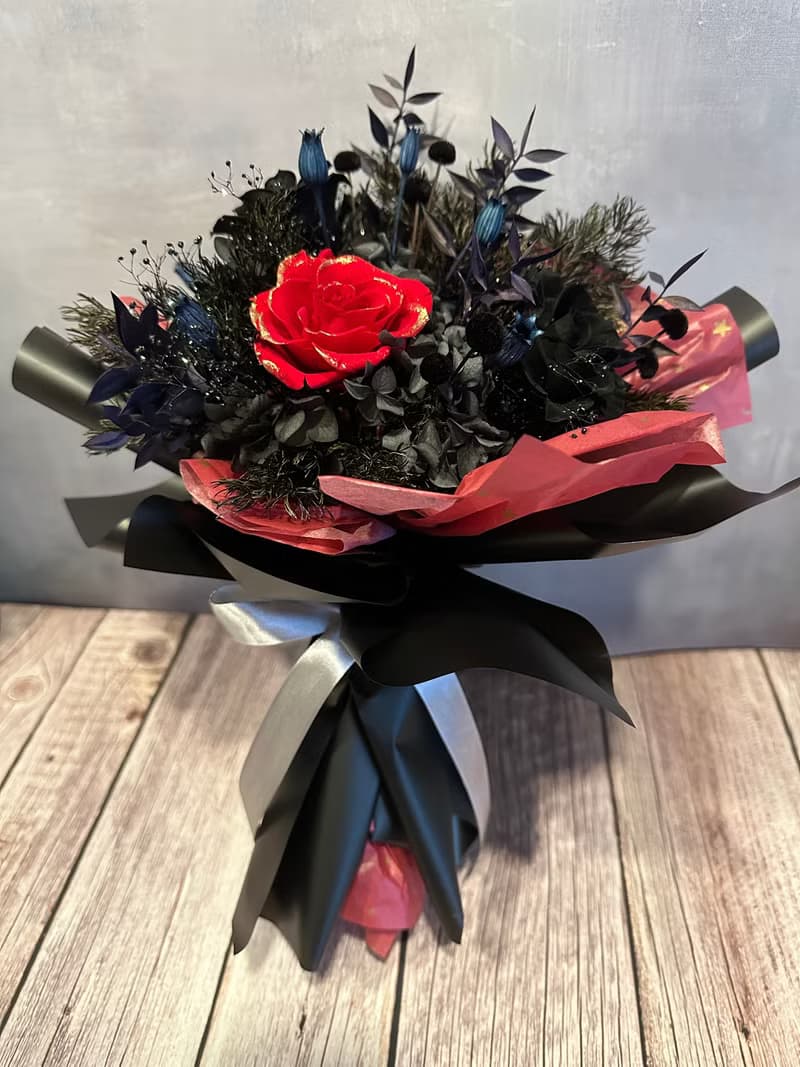 小香風格紅玫瑰黑色系永生花花束 視覺系酷黑感