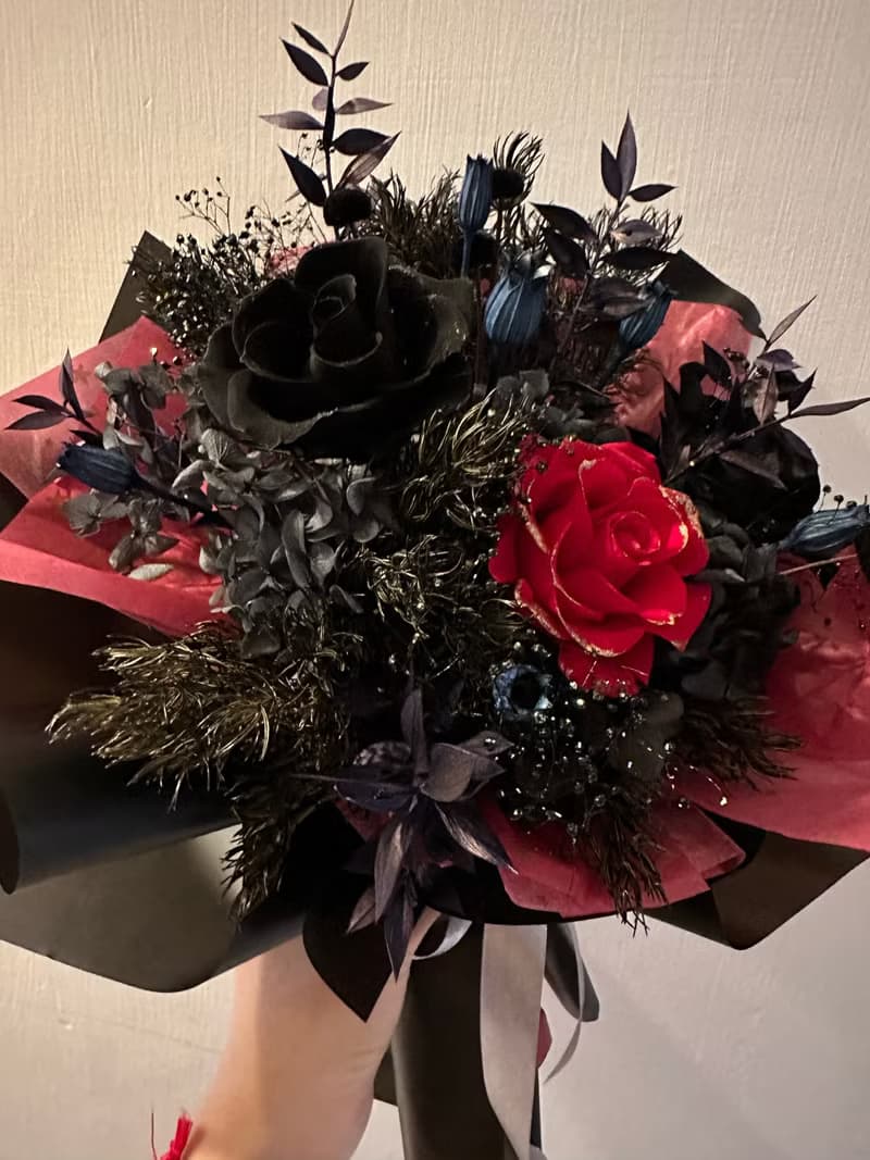 小香風格紅玫瑰黑色系永生花花束 視覺系酷黑感