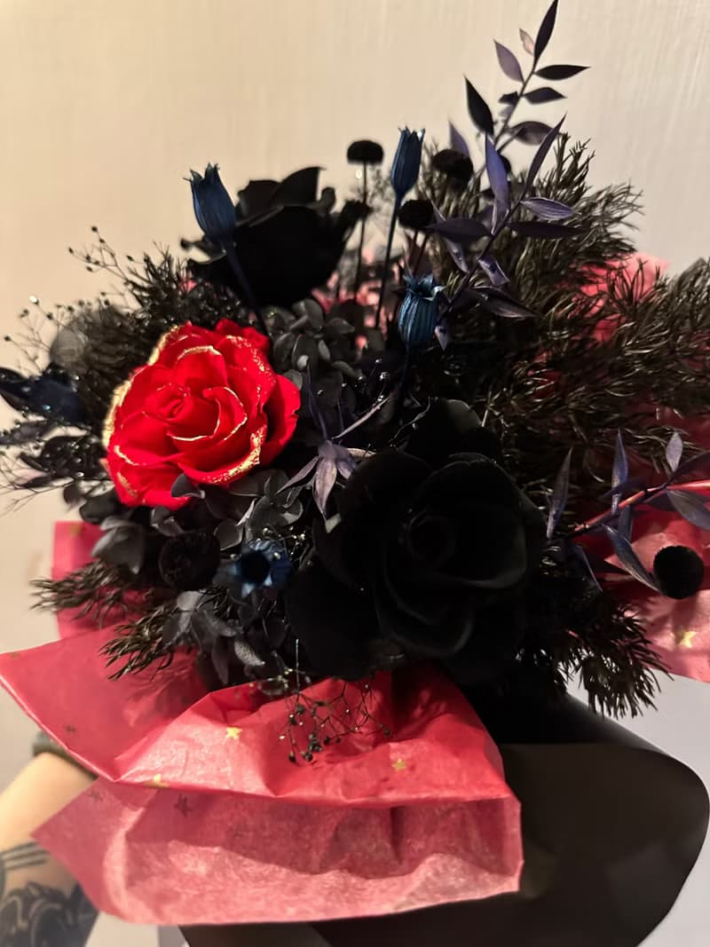 小香風格紅玫瑰黑色系永生花花束 視覺系酷黑感
