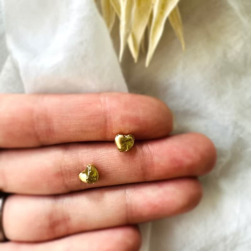 【再販】ハート ペリドット 8月誕生石 金継ぎ ピアス ノンホールピアス イヤリング 天然石 グリーン 緑 黄緑 ゴールド 金 小ぶり 小さい 極小 シンプル