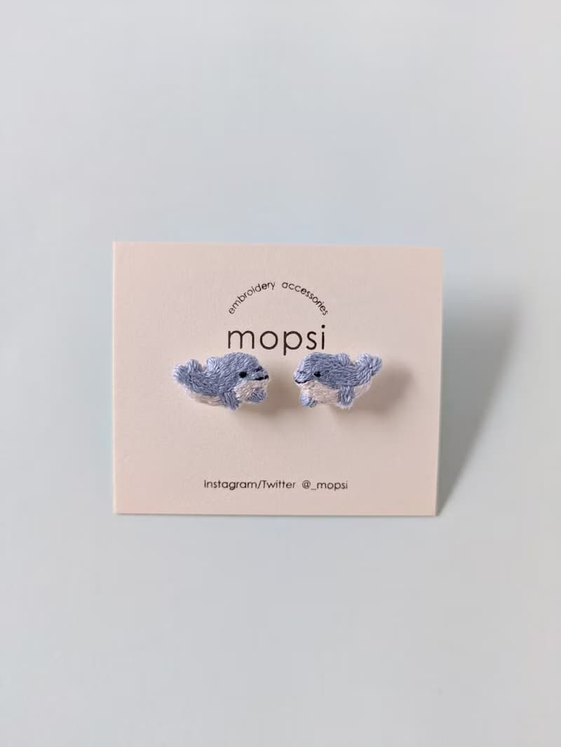 イルカ　刺繍ピアス/イヤリング