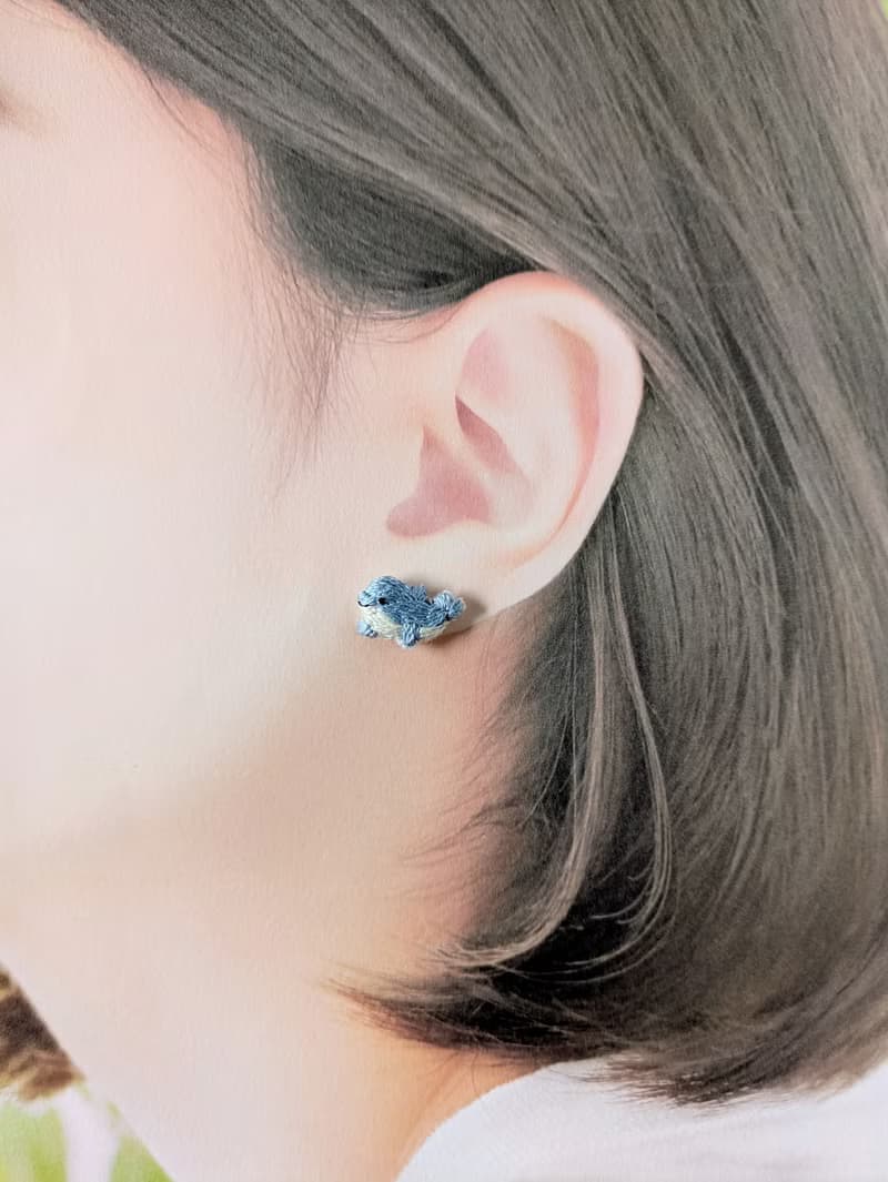 イルカ　刺繍ピアス/イヤリング