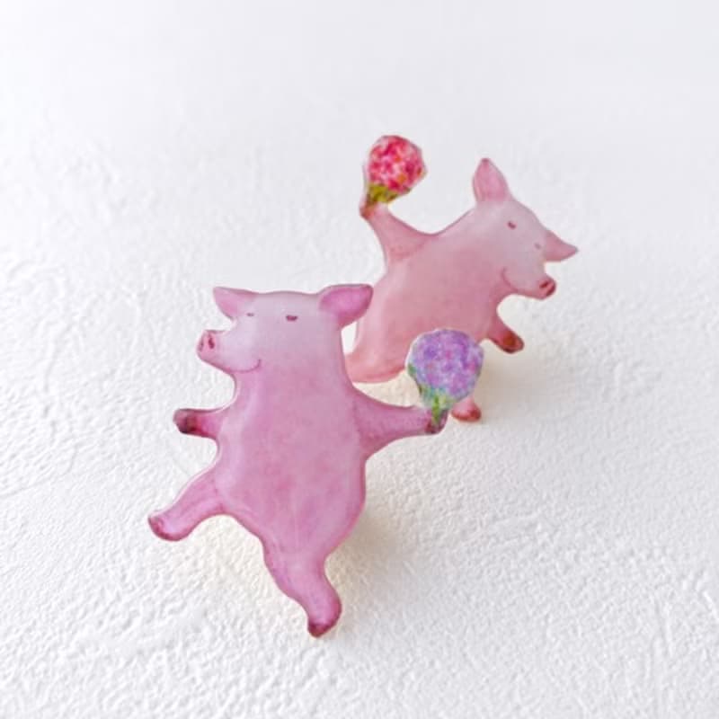 花束と子豚ちゃんブローチ(右向き)