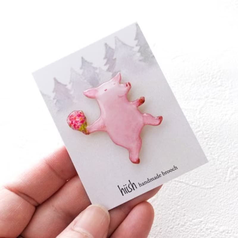 花束と子豚ちゃんブローチ(右向き)