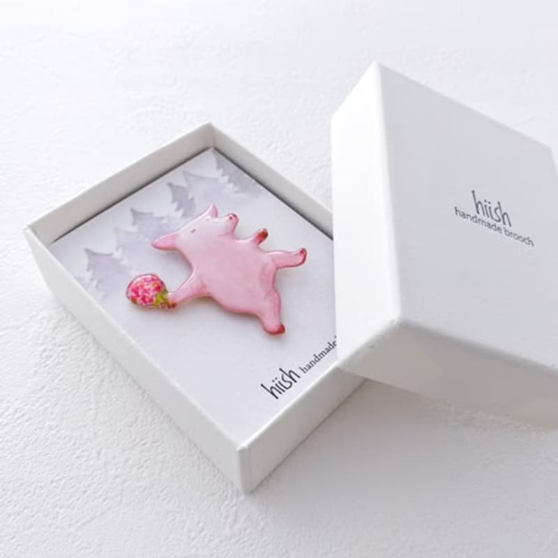 花束と子豚ちゃんブローチ(右向き)