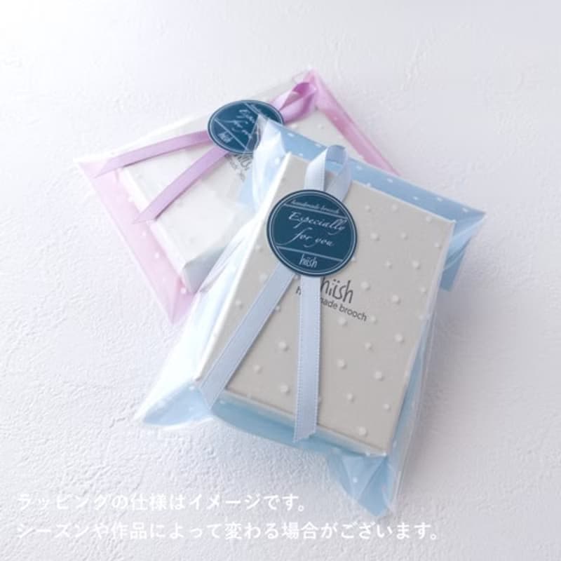 花束と子豚ちゃんブローチ(右向き)