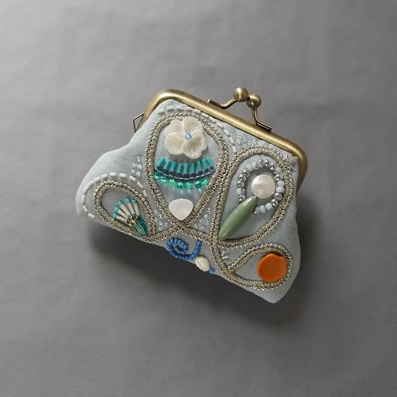 ビーズ刺繍の小さながま口 11　ブルー　ビーズ刺繍　ギフト　母の日　敬老の日　クリスマス　マチなしポーチ