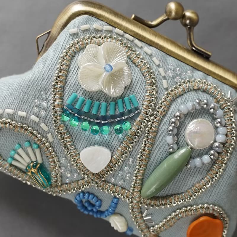ビーズ刺繍の小さながま口 11　ブルー　ビーズ刺繍　ギフト　母の日　敬老の日　クリスマス　マチなしポーチ