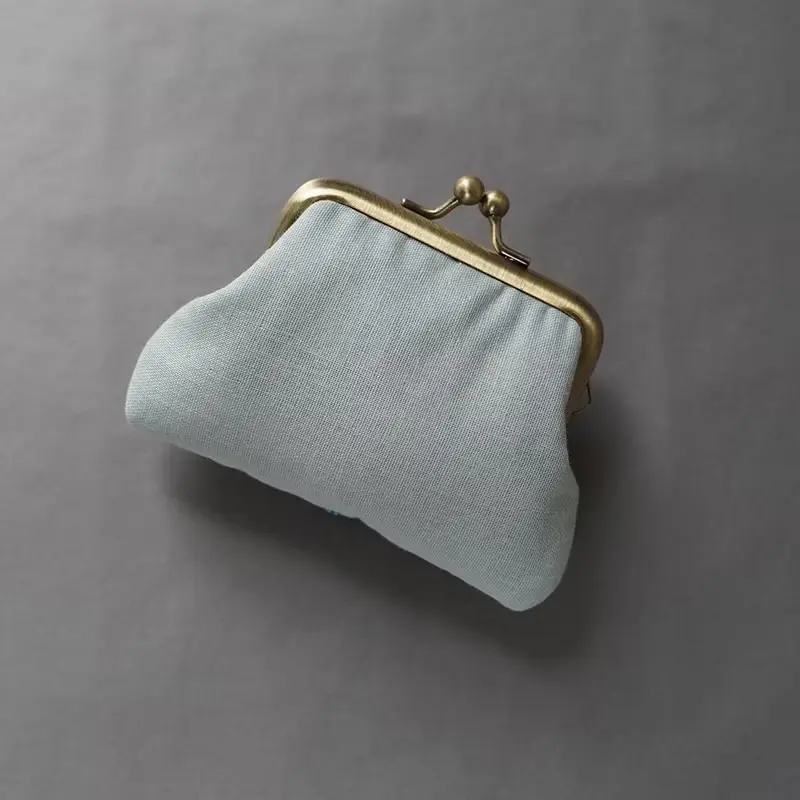 ビーズ刺繍の小さながま口 11　ブルー　ビーズ刺繍　ギフト　母の日　敬老の日　クリスマス　マチなしポーチ