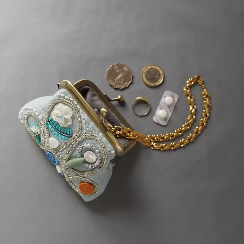 ビーズ刺繍の小さながま口 11　ブルー　ビーズ刺繍　ギフト　母の日　敬老の日　クリスマス　マチなしポーチ
