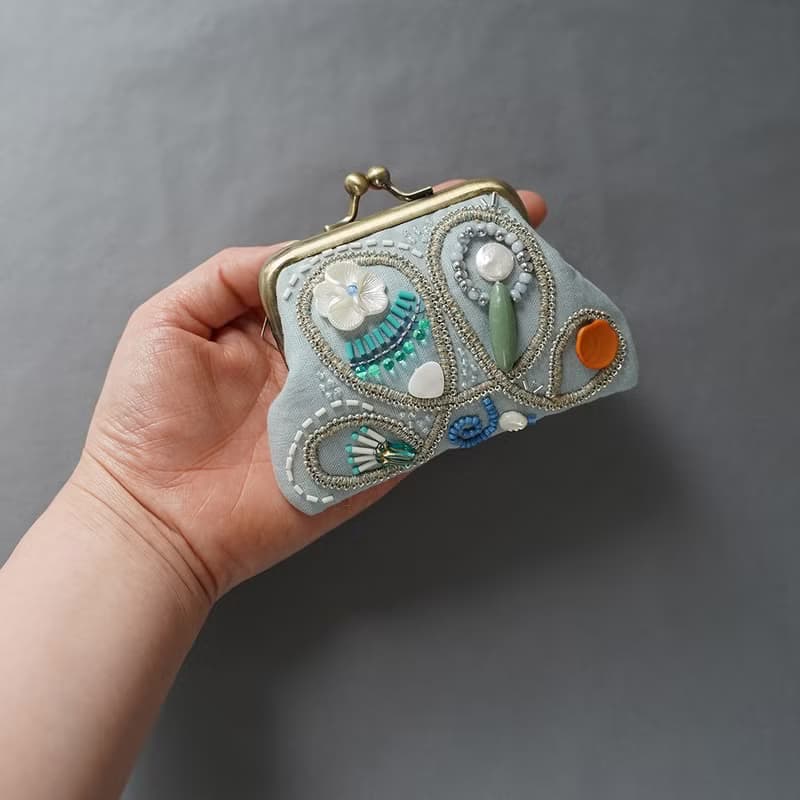 ビーズ刺繍の小さながま口 11　ブルー　ビーズ刺繍　ギフト　母の日　敬老の日　クリスマス　マチなしポーチ