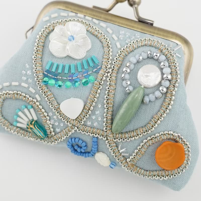 ビーズ刺繍の小さながま口 11　ブルー　ビーズ刺繍　ギフト　母の日　敬老の日　クリスマス　マチなしポーチ