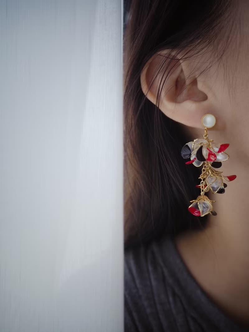 緋紅之王 花朵垂墜式樹脂耳環
