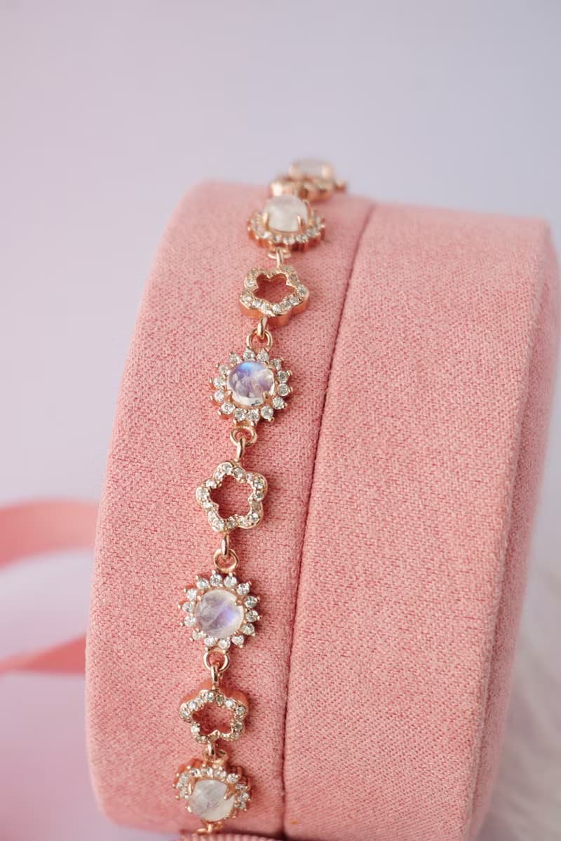 Natural Rainbow Moonstone Bracelet Silver925 with rosegold plated.