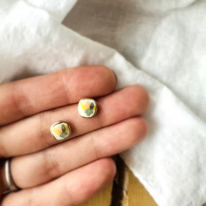 【再販】温かい お花 陶器 金継ぎ ピアス イヤリング ノンホールピアス 小ぶり 小さい シンプル 花 やきもの オフィス プレゼント ギフト 贈り物 母の日