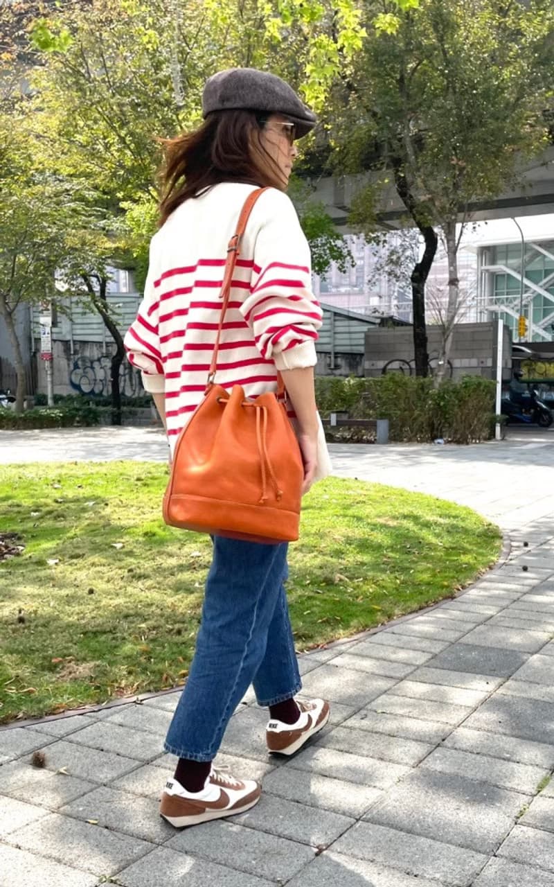 拼接款水桶包/斜背包 Color:焦糖色  Size:M 植鞣牛革製