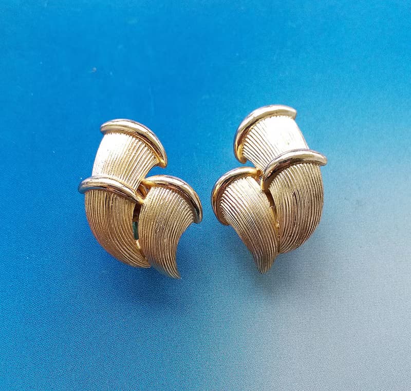 Vintage Jewelry 西洋古董飾品 TRIFARI 金色調 立體 竹 夾式耳環