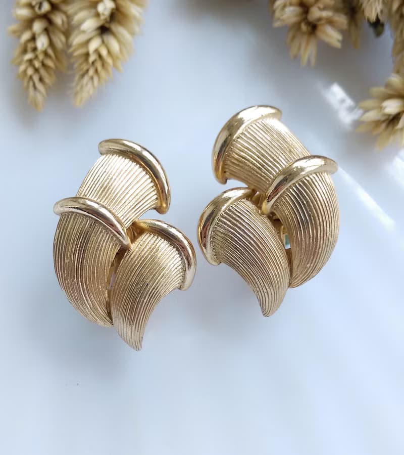Vintage Jewelry 西洋古董飾品 TRIFARI 金色調 立體 竹 夾式耳環
