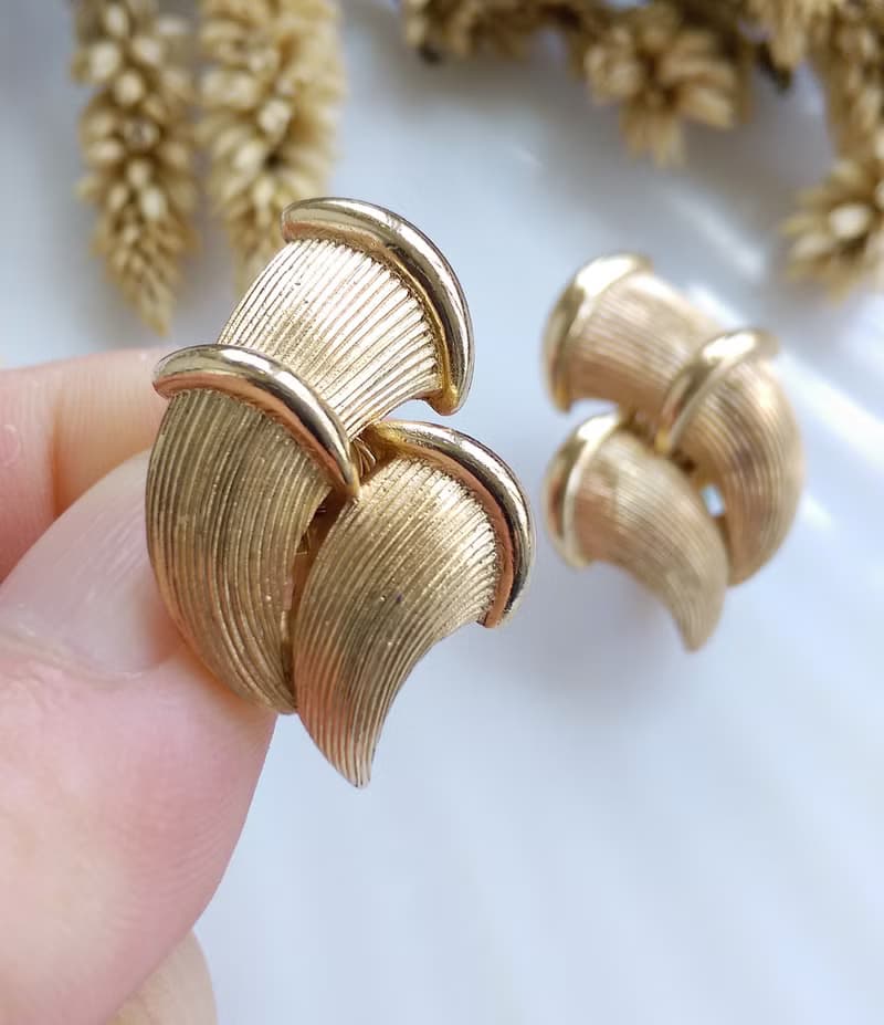 Vintage Jewelry 西洋古董飾品 TRIFARI 金色調 立體 竹 夾式耳環