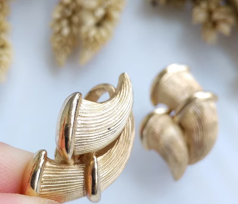 Vintage Jewelry 西洋古董飾品 TRIFARI 金色調 立體 竹 夾式耳環