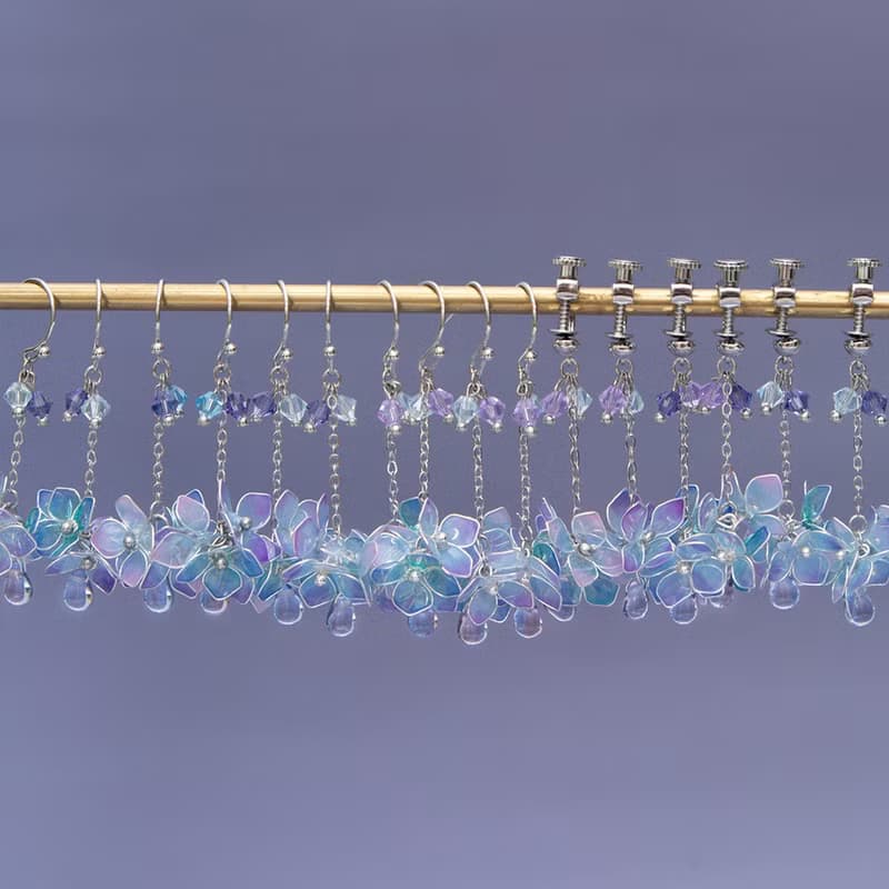 雨上がり光纏う紫陽花耳飾り