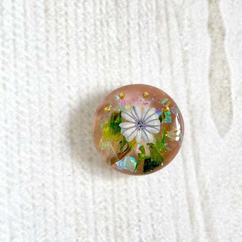 牛奶可可色的白花耳環　圓形耳環 簡單