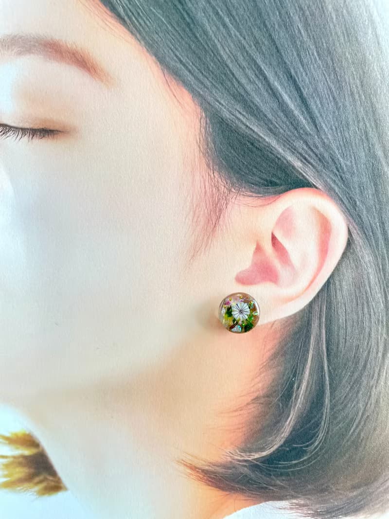 牛奶可可色的白花耳環　圓形耳環 簡單
