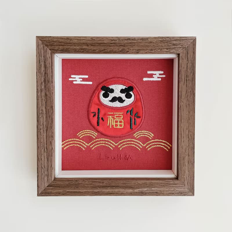 【福氣達摩】紅達摩 刺繡畫|實木框|闔家平安 締結良緣