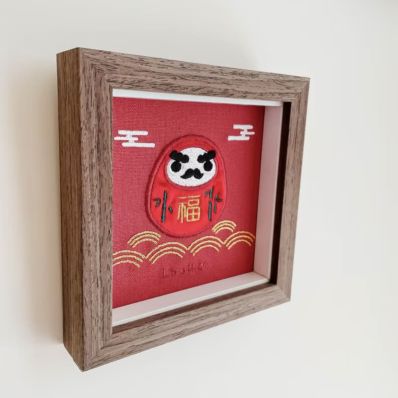 【福氣達摩】紅達摩 刺繡畫|實木框|闔家平安 締結良緣