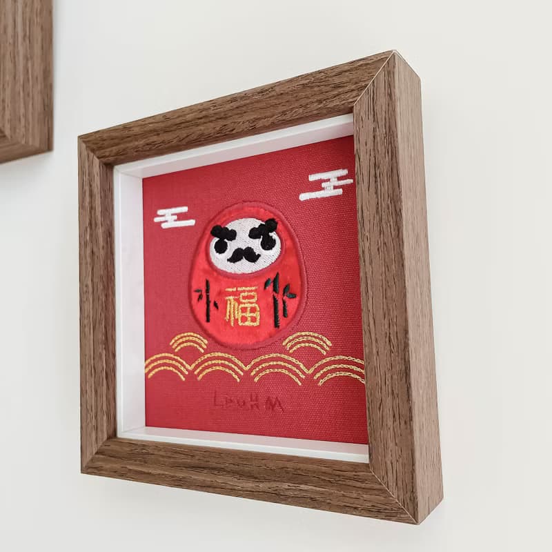 【福氣達摩】紅達摩 刺繡畫|實木框|闔家平安 締結良緣